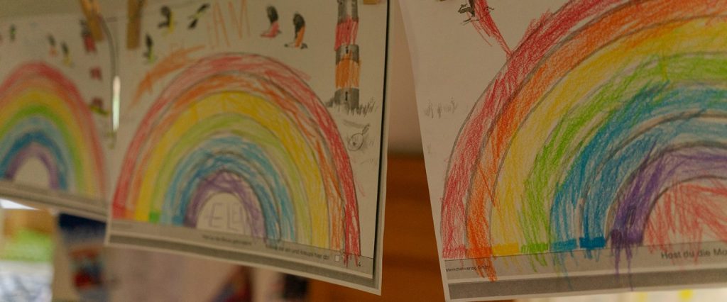 gemalte Regenbogenbilder der Kinder