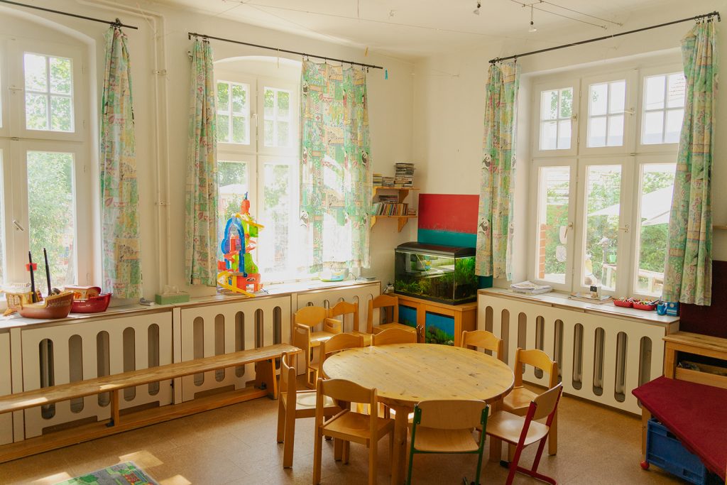 kleiner heller Gruppenraum der Kita Regenbogenkinder