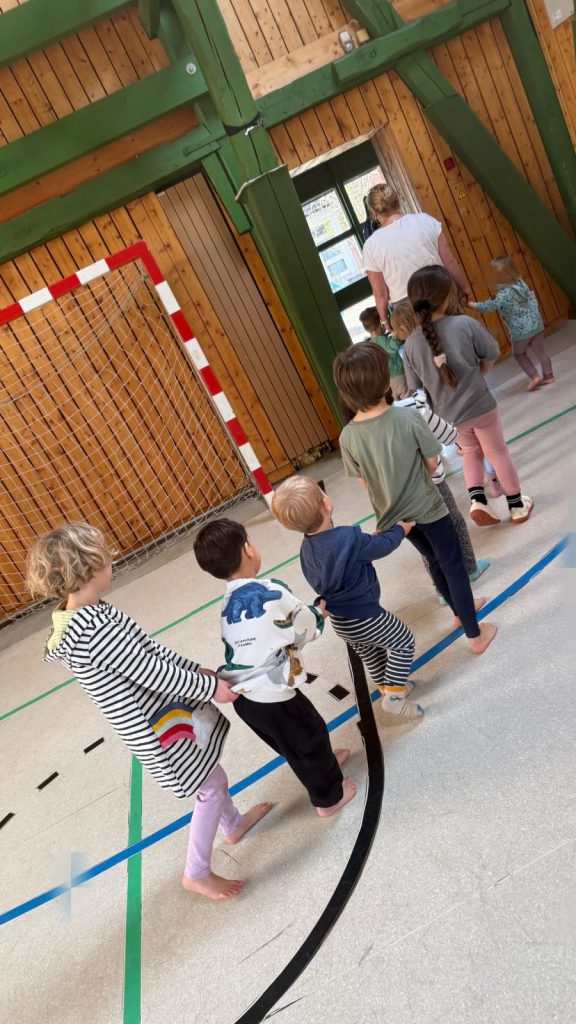 Kinder turnen in der Turnhalle