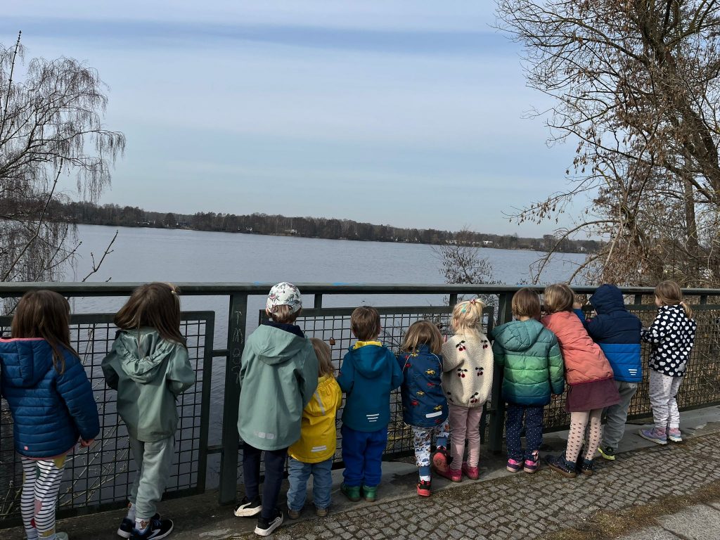 Kita Kinder beobachten den Heiligensee
